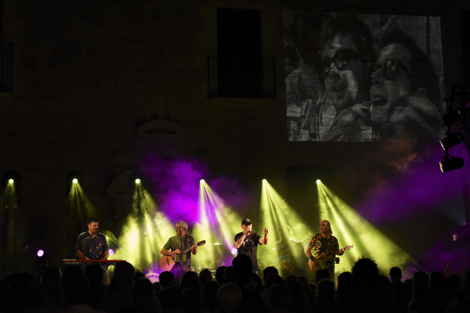 El Último Veneno celebra dues dècades als escenaris amb un concert especial que va omplir de gent la plaça del Castell