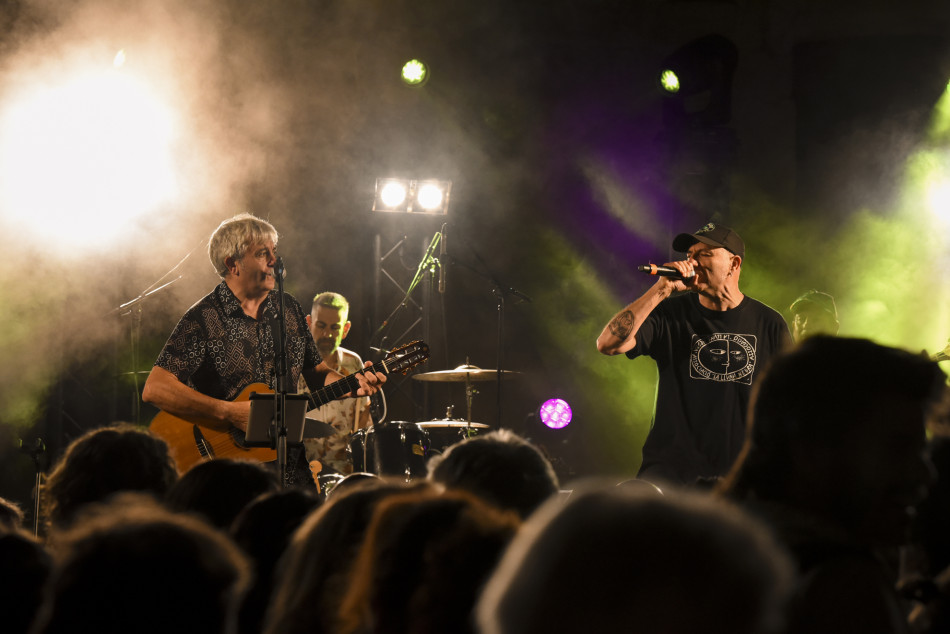 El Último Veneno celebra dues dècades als escenaris amb un concert especial que va omplir de gent la plaça del Castell