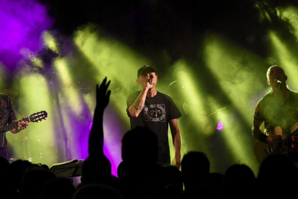 El Último Veneno celebra dues dècades als escenaris amb un concert especial que va omplir de gent la plaça del Castell