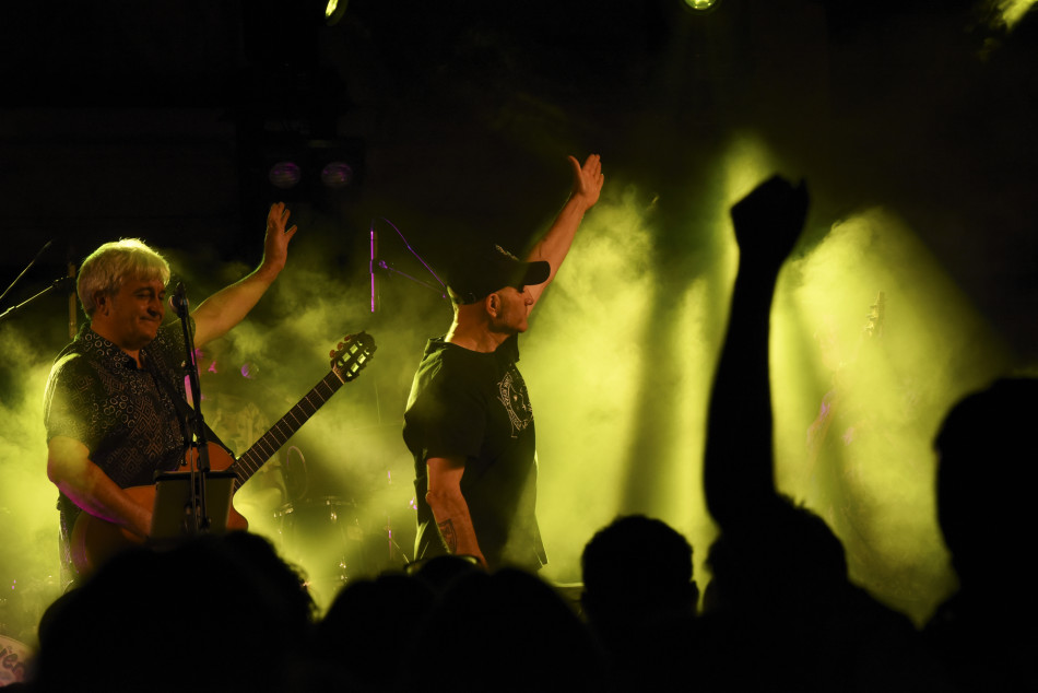 El Último Veneno celebra dues dècades als escenaris amb un concert especial que va omplir de gent la plaça del Castell