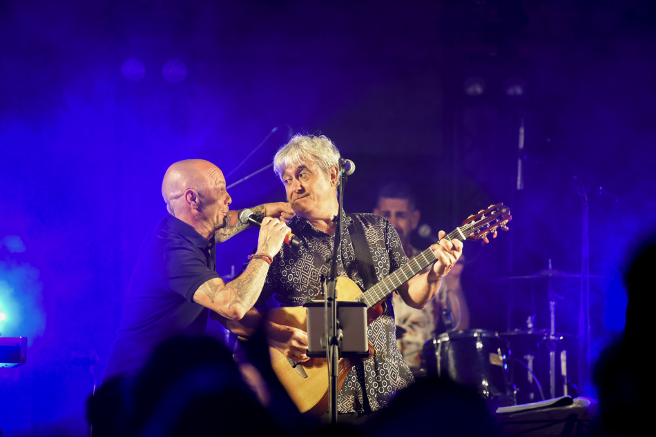 El Último Veneno celebra dues dècades als escenaris amb un concert especial que va omplir de gent la plaça del Castell