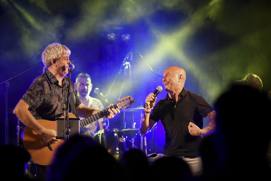 El Último Veneno celebra dues dècades als escenaris amb un concert especial que va omplir de gent la plaça del Castell