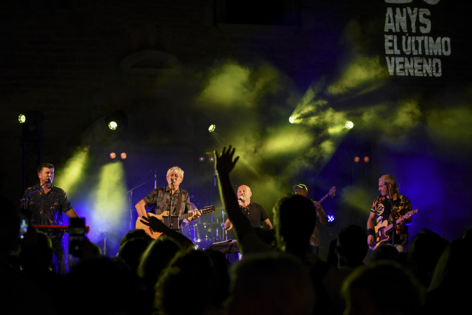 El Último Veneno celebra dues dècades als escenaris amb un concert especial que va omplir de gent la plaça del Castell