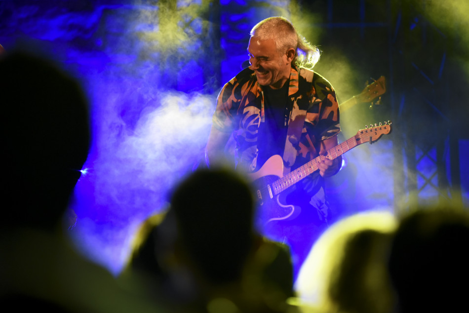 El Último Veneno celebra dues dècades als escenaris amb un concert especial que va omplir de gent la plaça del Castell