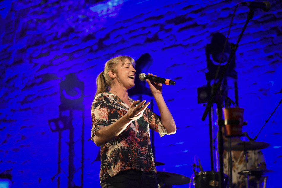 El Último Veneno celebra dues dècades als escenaris amb un concert especial que va omplir de gent la plaça del Castell