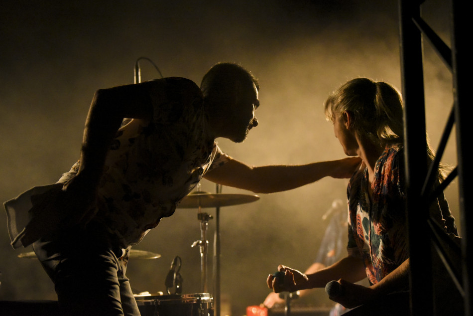 El Último Veneno celebra dues dècades als escenaris amb un concert especial que va omplir de gent la plaça del Castell