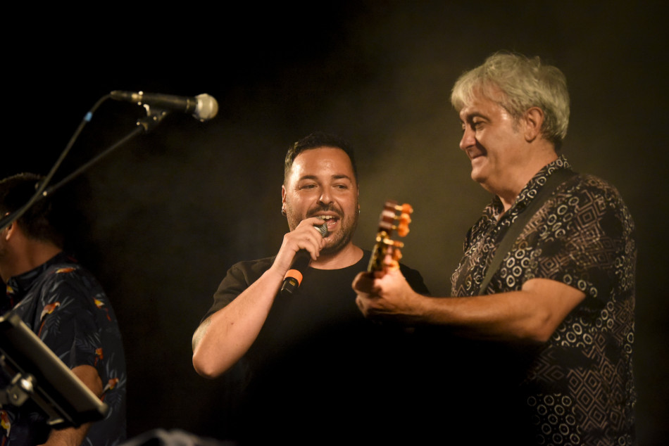 El Último Veneno celebra dues dècades als escenaris amb un concert especial que va omplir de gent la plaça del Castell