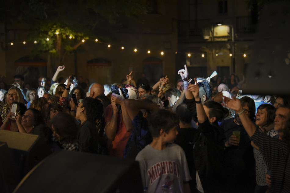 El Último Veneno celebra dues dècades als escenaris amb un concert especial que va omplir de gent la plaça del Castell