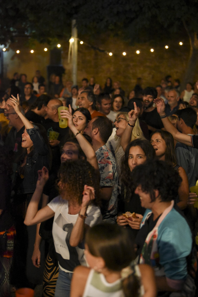 El Último Veneno celebra dues dècades als escenaris amb un concert especial que va omplir de gent la plaça del Castell