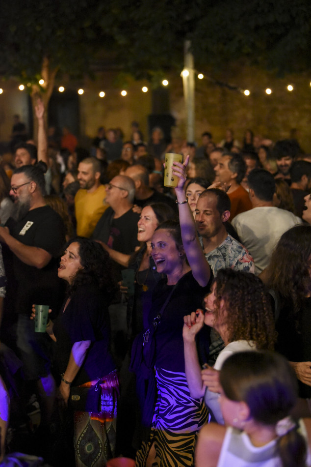 El Último Veneno celebra dues dècades als escenaris amb un concert especial que va omplir de gent la plaça del Castell