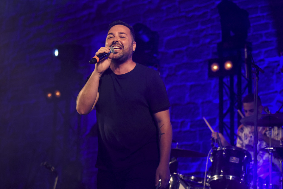 El Último Veneno celebra dues dècades als escenaris amb un concert especial que va omplir de gent la plaça del Castell