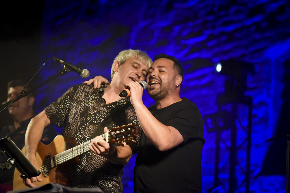 El Último Veneno celebra dues dècades als escenaris amb un concert especial que va omplir de gent la plaça del Castell