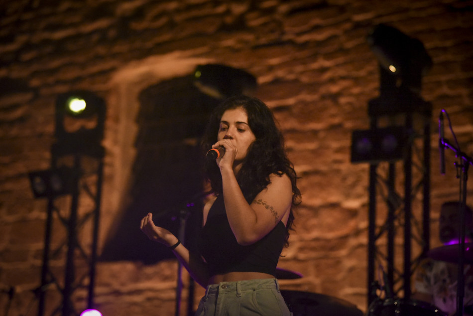 El Último Veneno celebra dues dècades als escenaris amb un concert especial que va omplir de gent la plaça del Castell