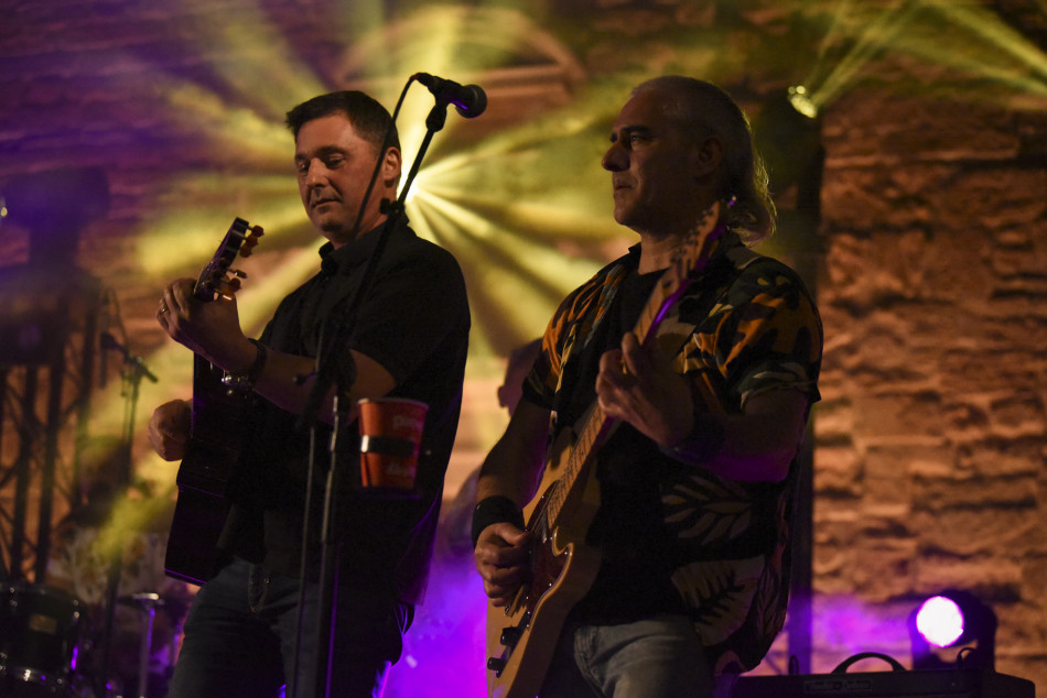 El Último Veneno celebra dues dècades als escenaris amb un concert especial que va omplir de gent la plaça del Castell