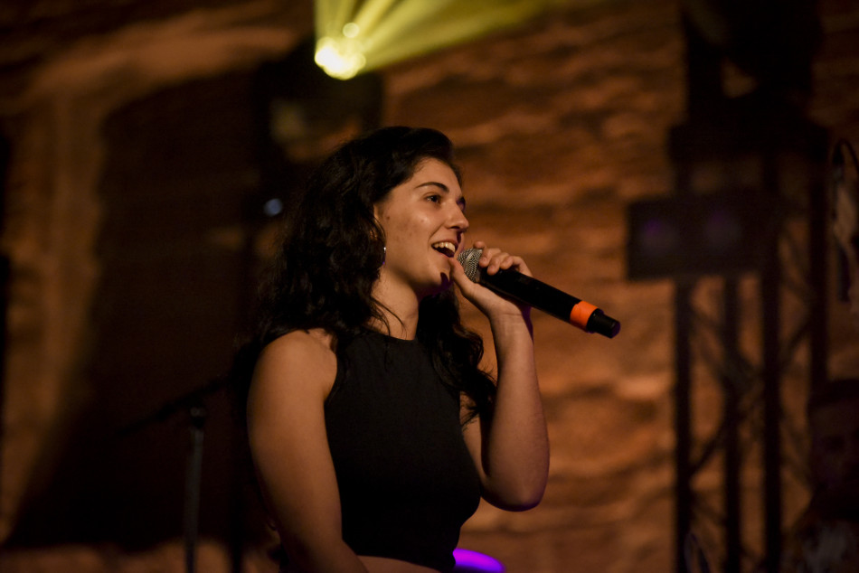 El Último Veneno celebra dues dècades als escenaris amb un concert especial que va omplir de gent la plaça del Castell