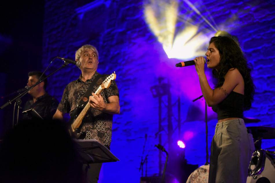 El Último Veneno celebra dues dècades als escenaris amb un concert especial que va omplir de gent la plaça del Castell