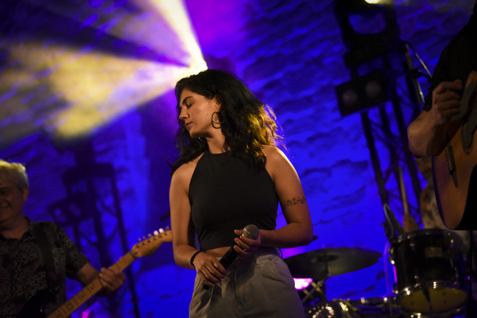 El Último Veneno celebra dues dècades als escenaris amb un concert especial que va omplir de gent la plaça del Castell