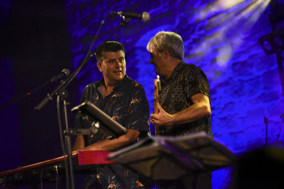 El Último Veneno celebra dues dècades als escenaris amb un concert especial que va omplir de gent la plaça del Castell