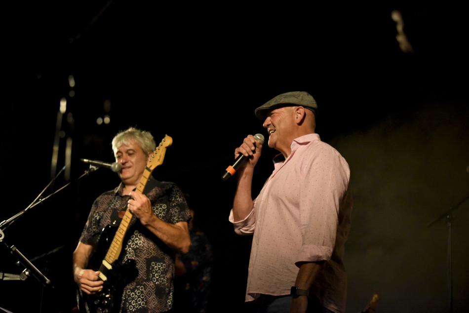 El Último Veneno celebra dues dècades als escenaris amb un concert especial que va omplir de gent la plaça del Castell