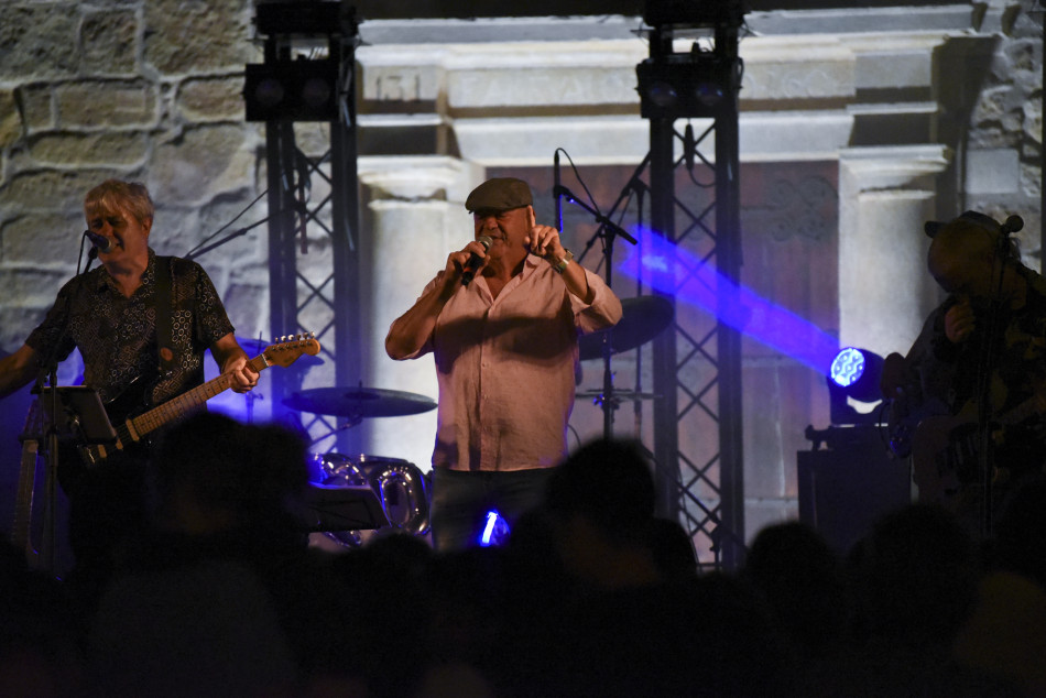 El Último Veneno celebra dues dècades als escenaris amb un concert especial que va omplir de gent la plaça del Castell