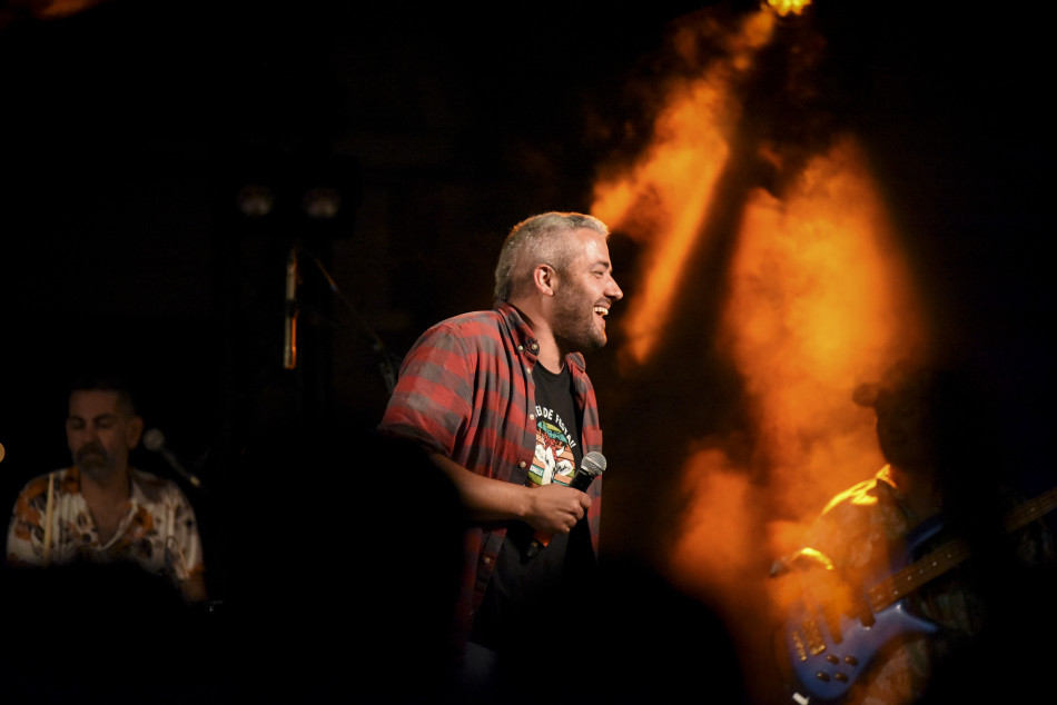 El Último Veneno celebra dues dècades als escenaris amb un concert especial que va omplir de gent la plaça del Castell