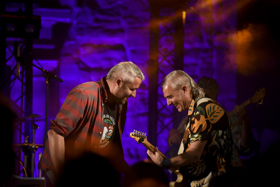 El Último Veneno celebra dues dècades als escenaris amb un concert especial que va omplir de gent la plaça del Castell