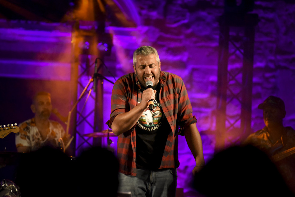 El Último Veneno celebra dues dècades als escenaris amb un concert especial que va omplir de gent la plaça del Castell