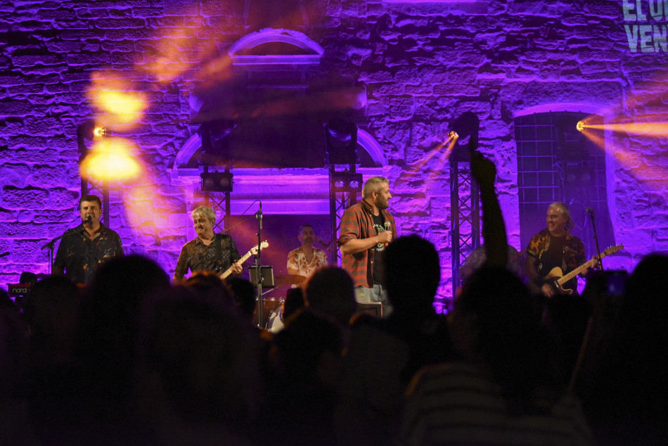 El Último Veneno celebra dues dècades als escenaris amb un concert especial que va omplir de gent la plaça del Castell