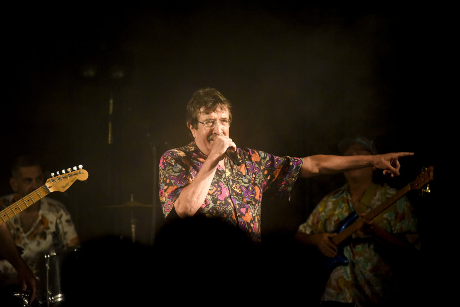 El Último Veneno celebra dues dècades als escenaris amb un concert especial que va omplir de gent la plaça del Castell