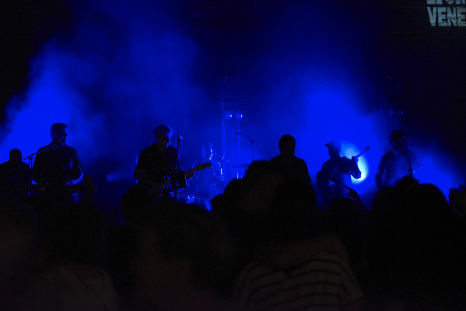El Último Veneno celebra dues dècades als escenaris amb un concert especial que va omplir de gent la plaça del Castell