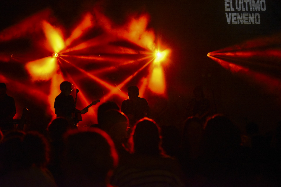 El Último Veneno celebra dues dècades als escenaris amb un concert especial que va omplir de gent la plaça del Castell