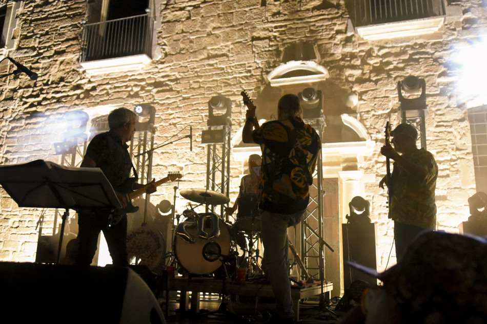 El Último Veneno celebra dues dècades als escenaris amb un concert especial que va omplir de gent la plaça del Castell