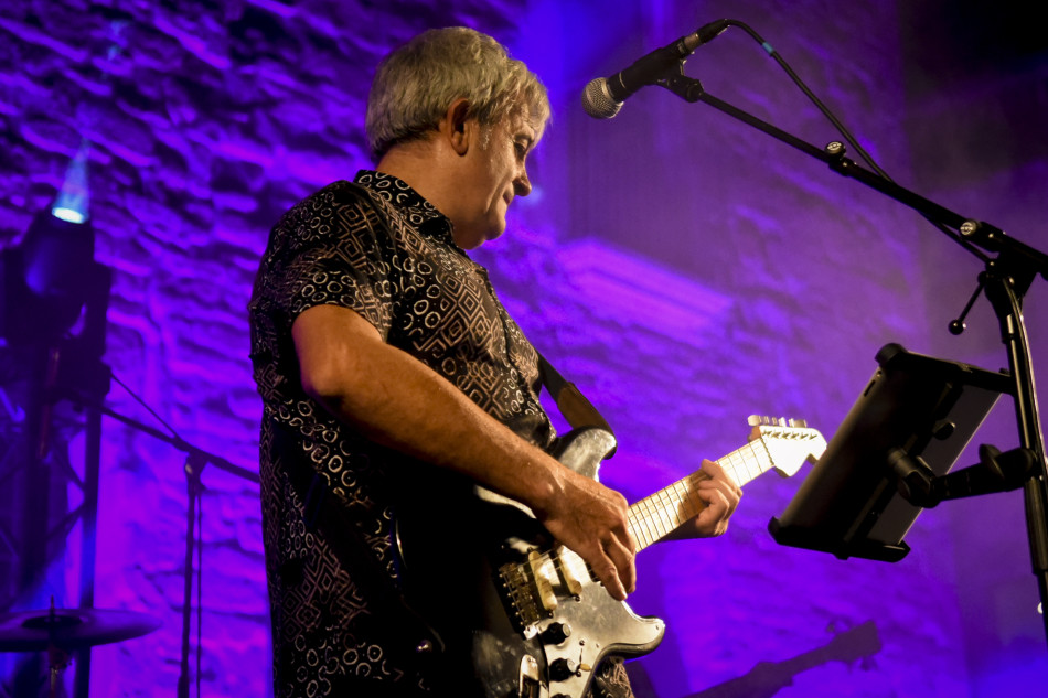 El Último Veneno celebra dues dècades als escenaris amb un concert especial que va omplir de gent la plaça del Castell