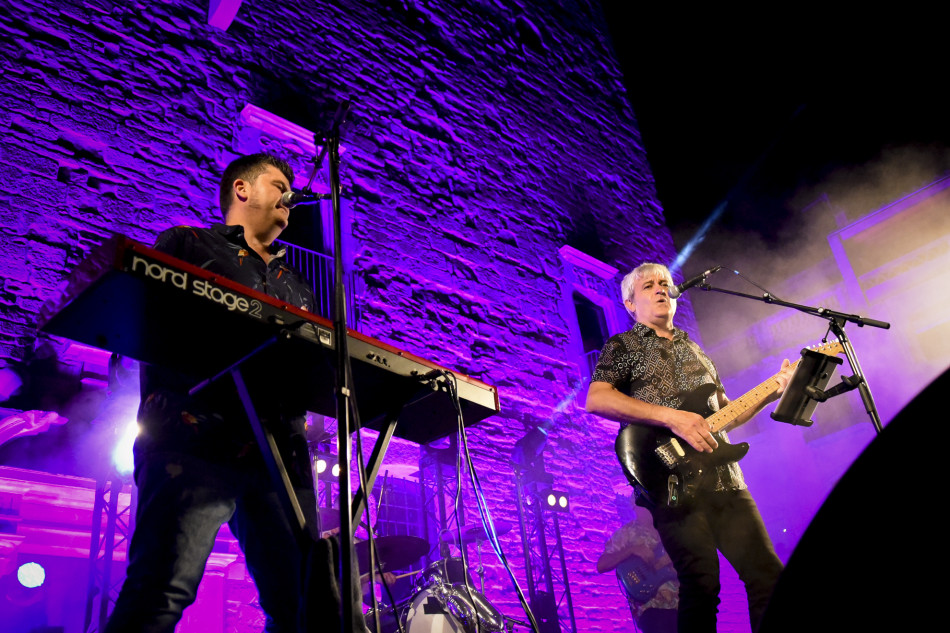 El Último Veneno celebra dues dècades als escenaris amb un concert especial que va omplir de gent la plaça del Castell