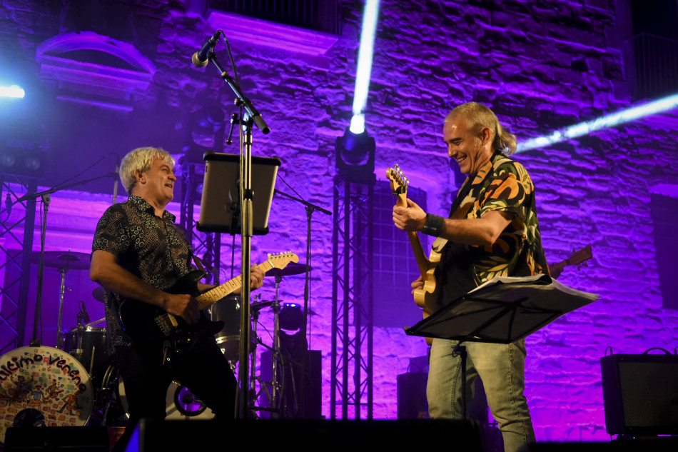 El Último Veneno celebra dues dècades als escenaris amb un concert especial que va omplir de gent la plaça del Castell