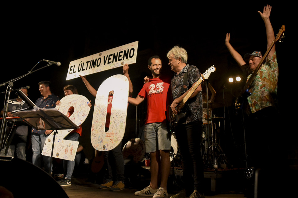 El Último Veneno celebra dues dècades als escenaris amb un concert especial que va omplir de gent la plaça del Castell