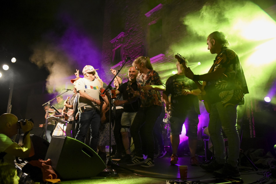 El Último Veneno celebra dues dècades als escenaris amb un concert especial que va omplir de gent la plaça del Castell