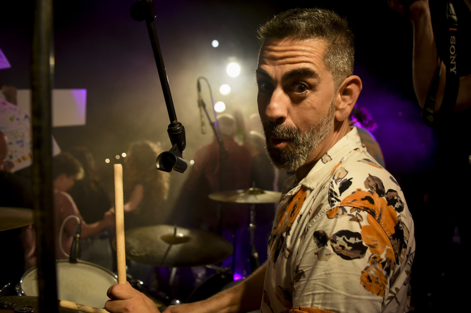 El Último Veneno celebra dues dècades als escenaris amb un concert especial que va omplir de gent la plaça del Castell