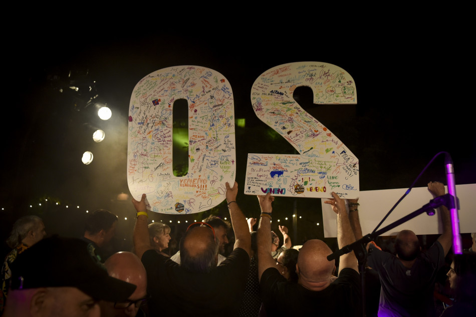 El Último Veneno celebra dues dècades als escenaris amb un concert especial que va omplir de gent la plaça del Castell