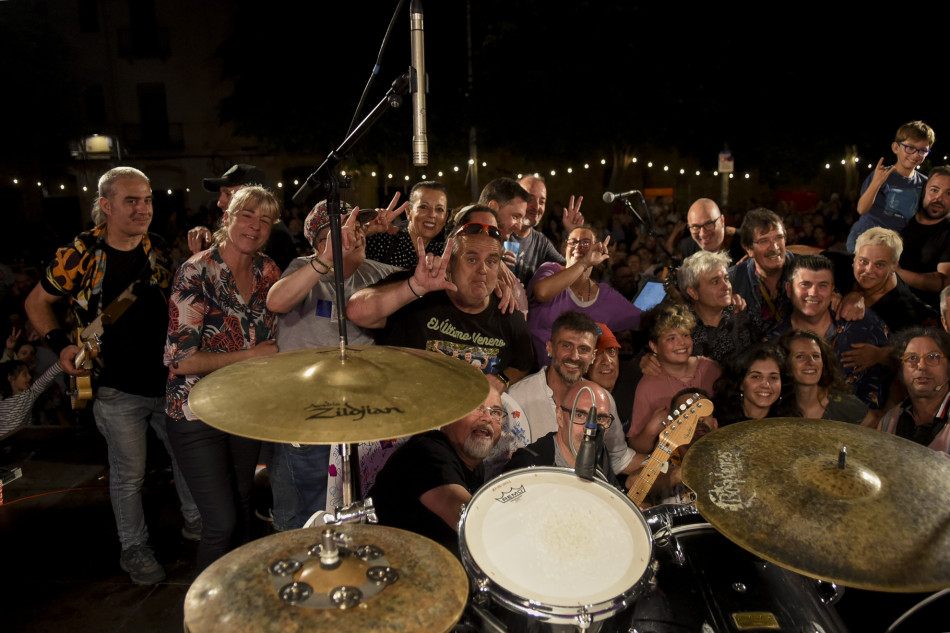 El Último Veneno celebra dues dècades als escenaris amb un concert especial que va omplir de gent la plaça del Castell