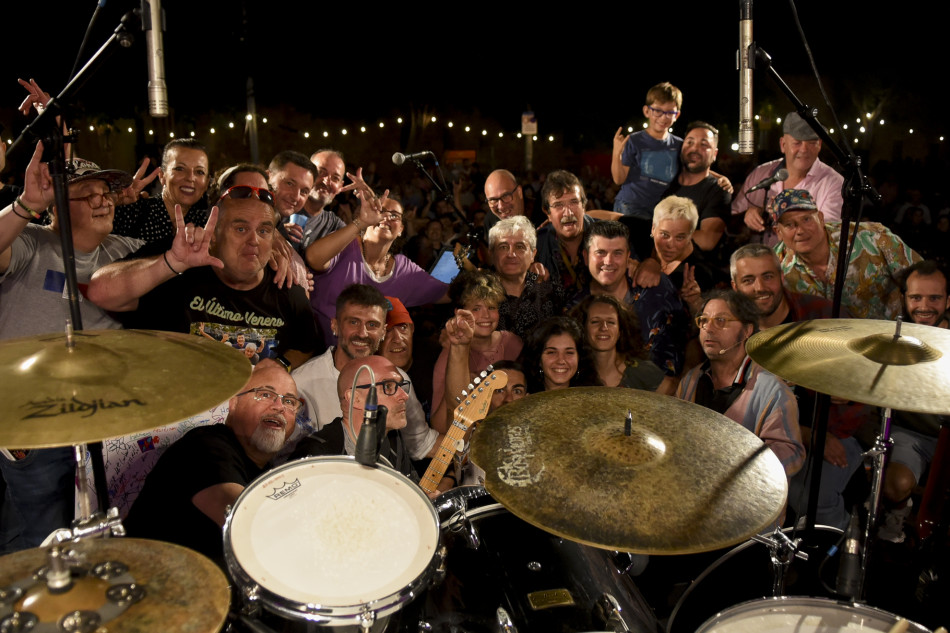 El Último Veneno celebra dues dècades als escenaris amb un concert especial que va omplir de gent la plaça del Castell