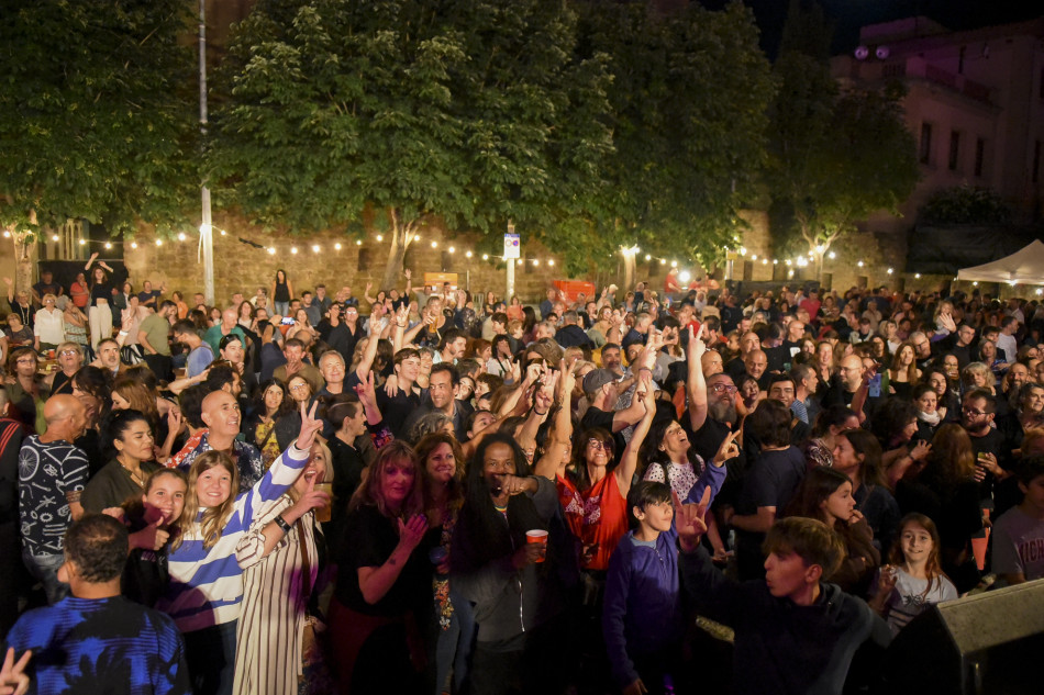 El Último Veneno celebra dues dècades als escenaris amb un concert especial que va omplir de gent la plaça del Castell