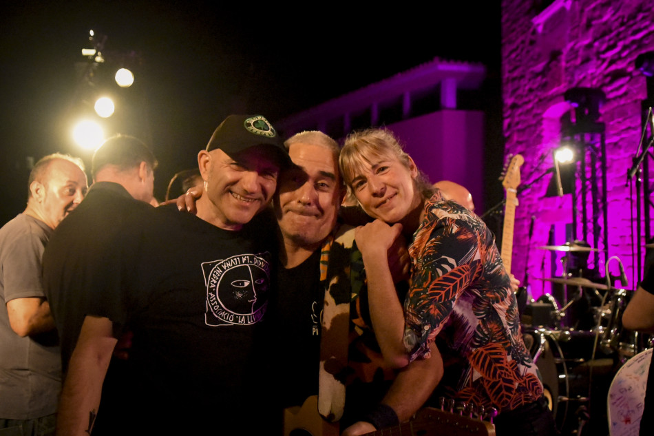 El Último Veneno celebra dues dècades als escenaris amb un concert especial que va omplir de gent la plaça del Castell