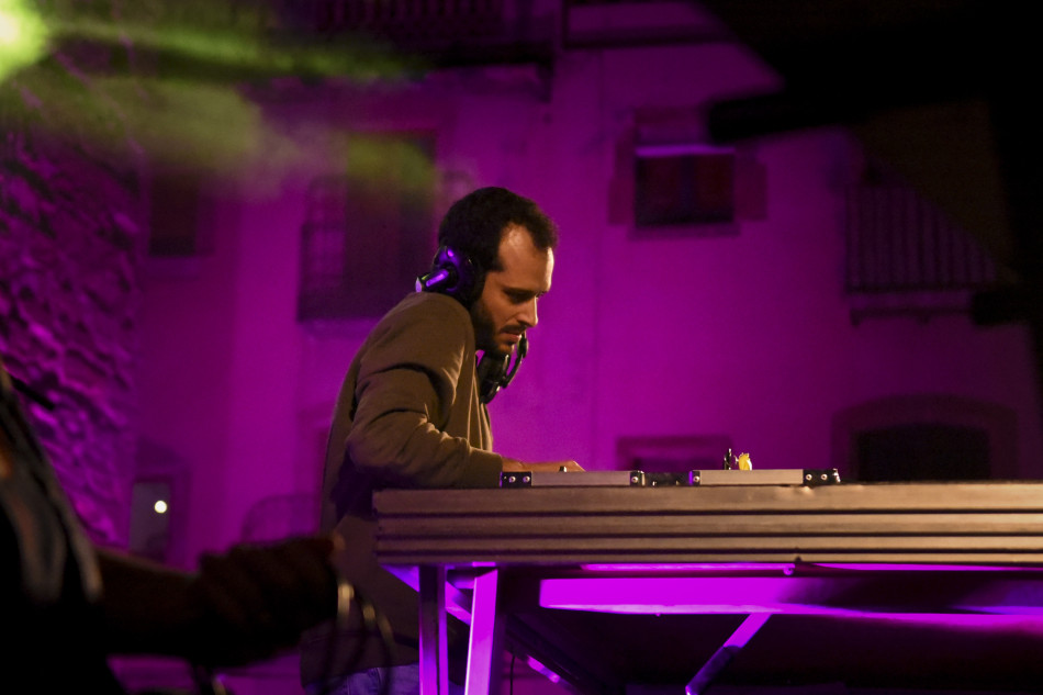 El Último Veneno celebra dues dècades als escenaris amb un concert especial que va omplir de gent la plaça del Castell