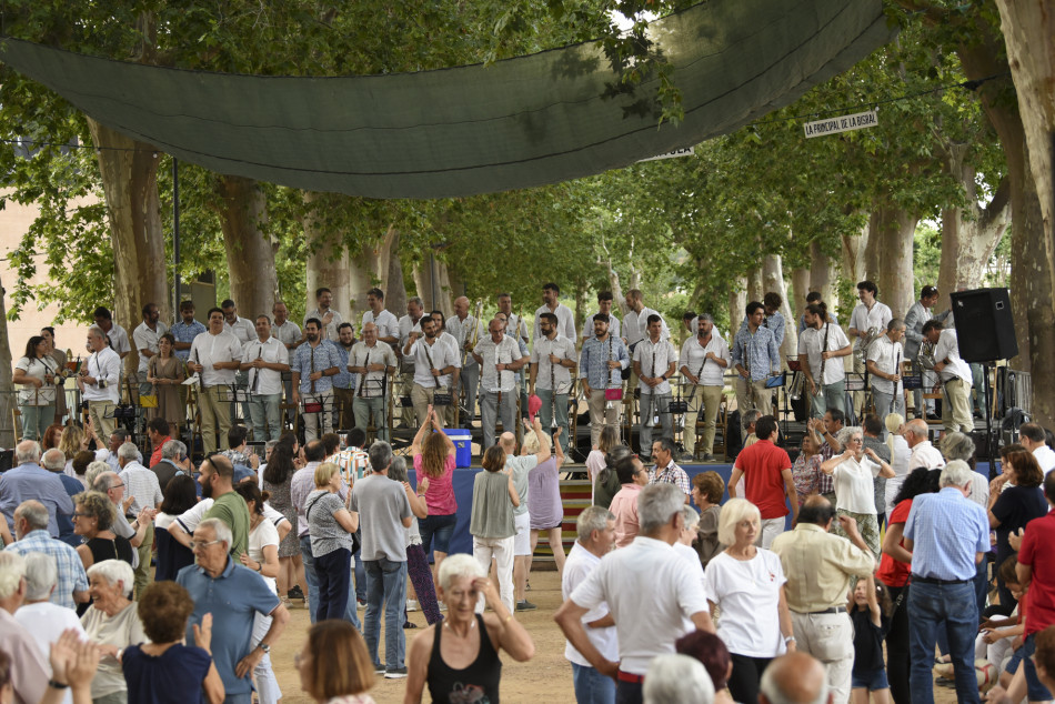 Èxit de públic i tres estrenes sardanistes al 61è Aplec de la Sardana de la Bisbal d’Empordà