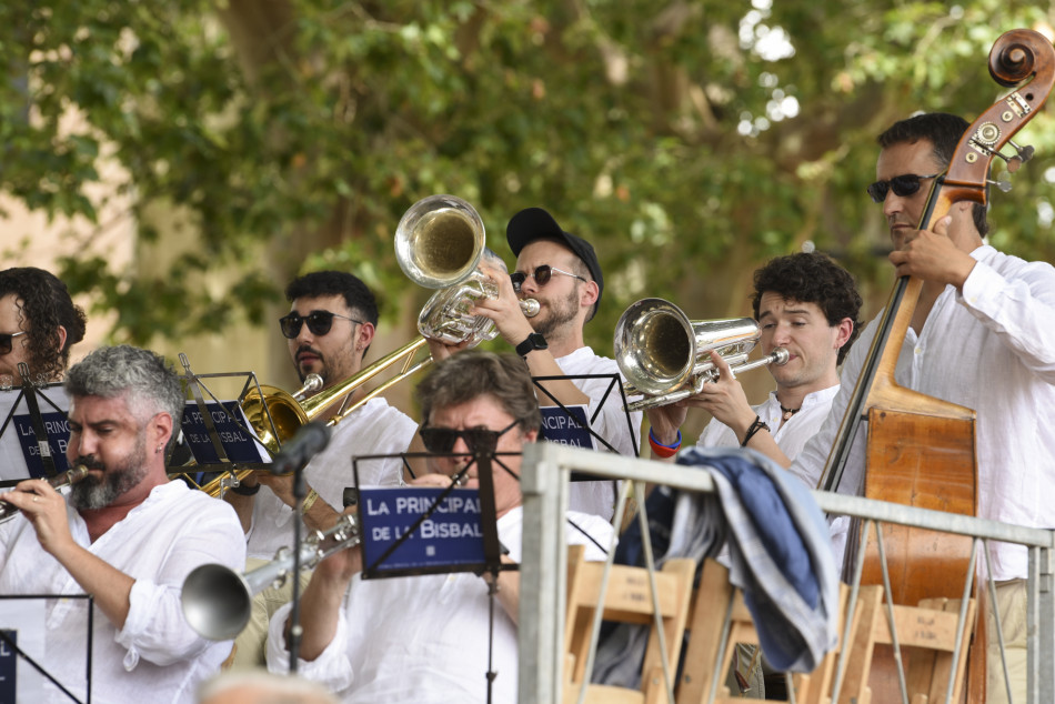 Èxit de públic i tres estrenes sardanistes al 61è Aplec de la Sardana de la Bisbal d’Empordà