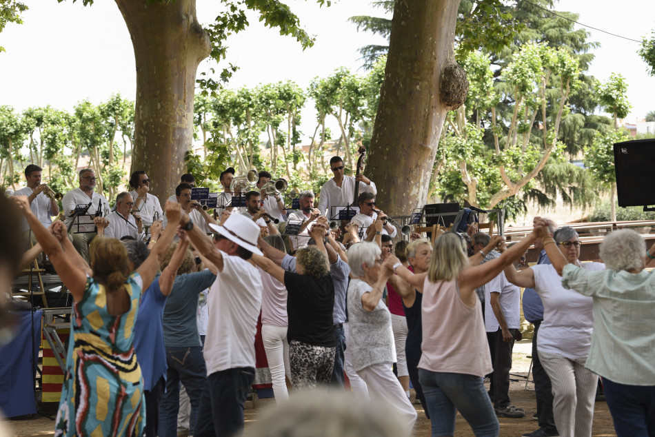 Èxit de públic i tres estrenes sardanistes al 61è Aplec de la Sardana de la Bisbal d’Empordà