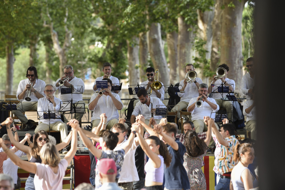 Èxit de públic i tres estrenes sardanistes al 61è Aplec de la Sardana de la Bisbal d’Empordà