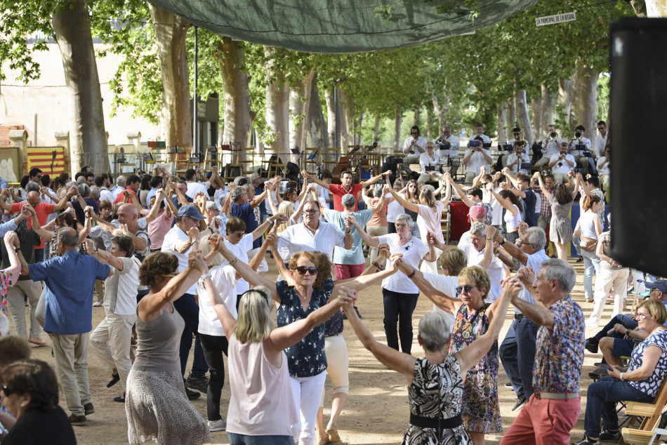 Èxit de públic i tres estrenes sardanistes al 61è Aplec de la Sardana de la Bisbal d’Empordà