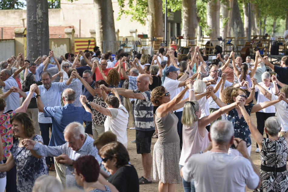Èxit de públic i tres estrenes sardanistes al 61è Aplec de la Sardana de la Bisbal d’Empordà